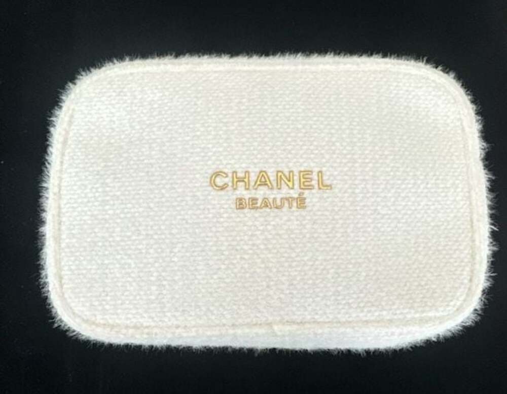 Chanel Beauté Holiday 2024 Limited Edition White Tweed Cosmetic Pouch